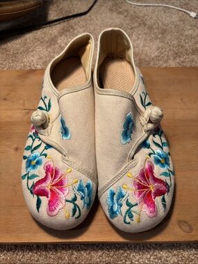 Embroidered Cream Floral Women’s Slippers
